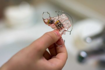 orthodontic-broken-retainer-in-a-child-s-hand